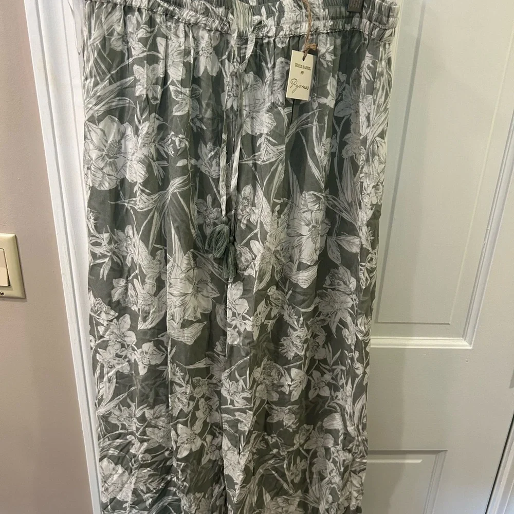World Market pajama bundle set sage green floral  w robe and pants size L/Small - Picture 6 of 12